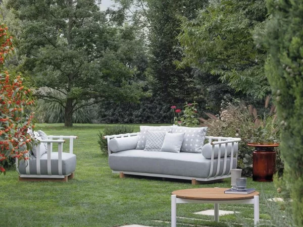 Il divano Portofino in alluminio bianco