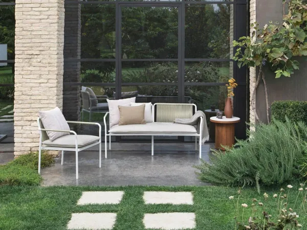 Il divano Air di Atmosphera in una zona outdoor