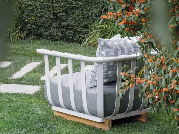 La poltrona Portofino di Atmosphera in uno spazio all'aperto