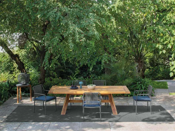 Atmosphera Air chair with the Typhoon 300 table from the same brand