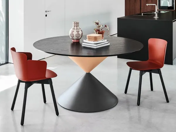 Due versioni della sedia Calla in una zona living