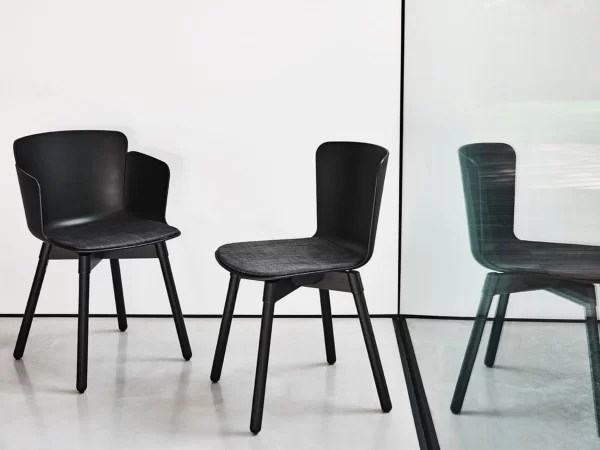 The Calla chair in the version with armrests and without armrests