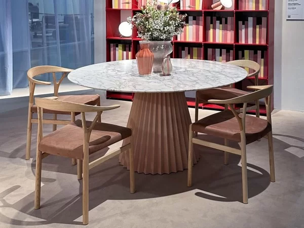La chaise Oslo avec la table Plissé de Midj