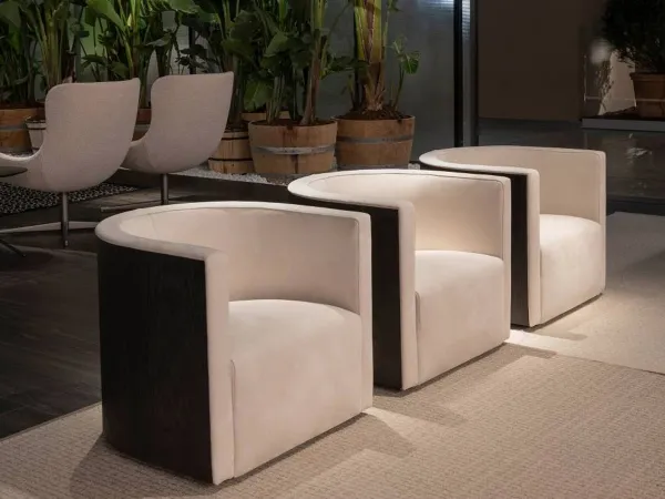 La poltrona Confident Wood al Salone del Mobile 2023