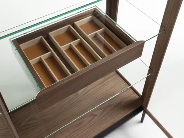 Details of the Atsuko showcase by Porada