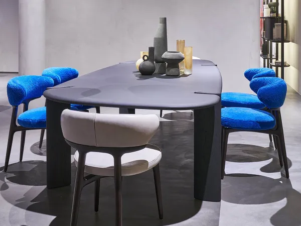 La chaise Clotilde dans différentes finitions de couleur