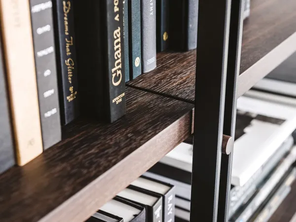 Détails de l'étagère en bois de la bibliothèque Hudson