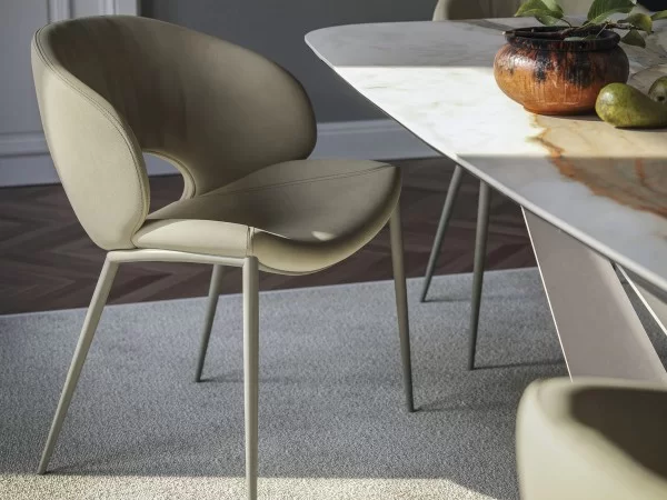 The Miranda chair in the ML version with steel legs