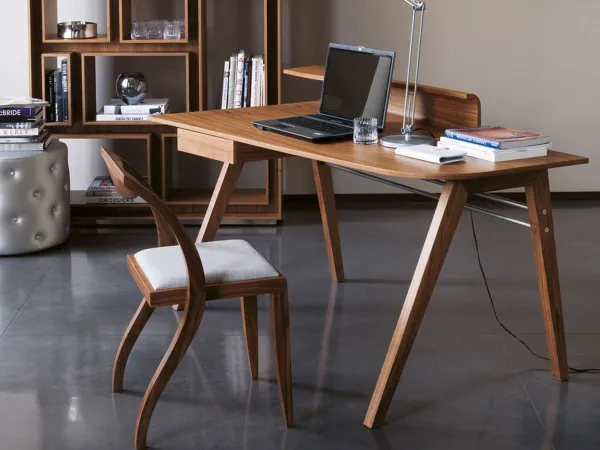 La chaise Arlekin de Porada dans un espace de travail