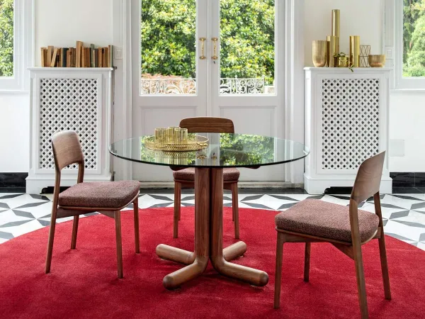 Emma de Porada en una sala de estar