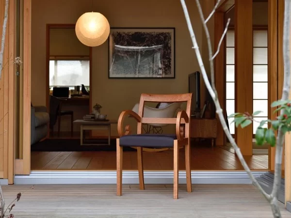 Der kleine Sessel Garbo von Porada in einem Wohnbereich