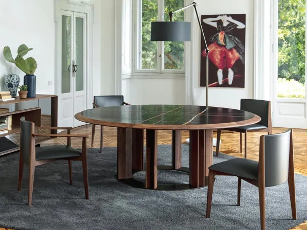 The Ionis chair by Porada in the two versions available