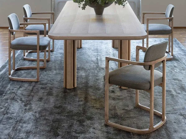 Chaise Serena de Porada dans un espace de vie