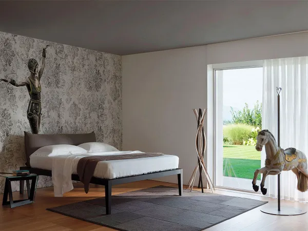 Cama Moheli en una zona de dormitorio