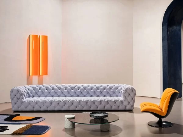 El sofá Chester Moon en una sala de estar