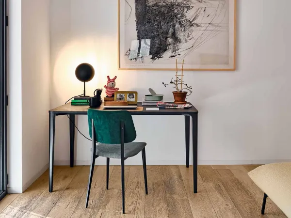 Chaise Joe de Midj dans un bureau