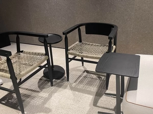 2023 年米兰国际家具展上的多丽丝扶手椅