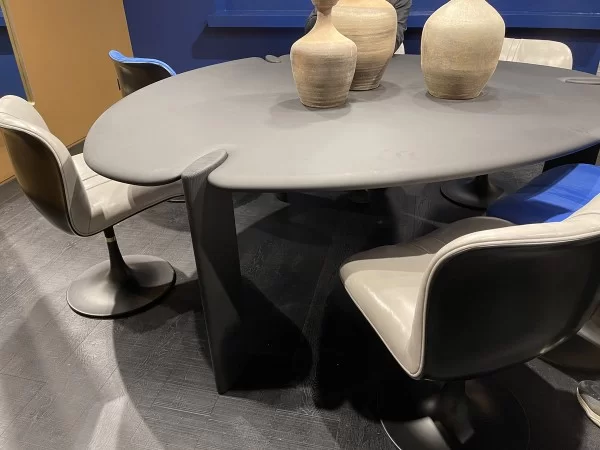 Il tavolo Isamu di Baxter nella finitura laccato nero opaco