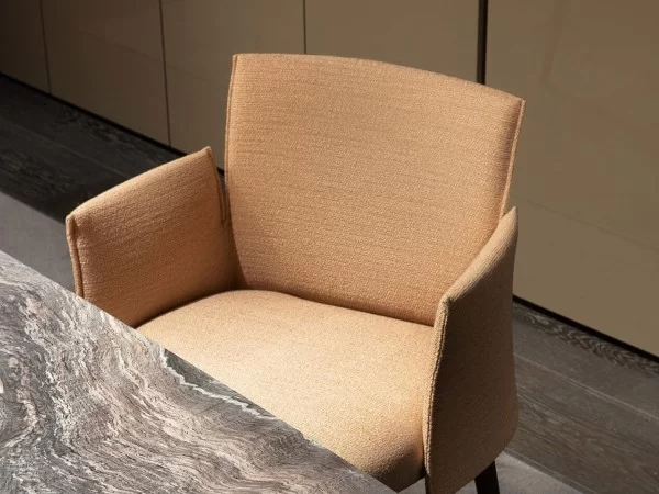 La sedia Ayra di Lema - versione con braccioli