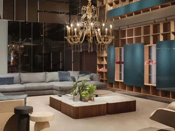 Lema 设计的 Drum 咖啡桌位于起居区