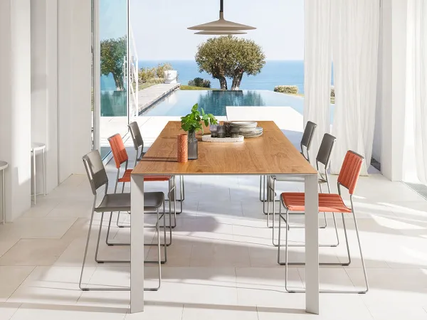 Akashi tisch von Midj in einem Wohnbereich