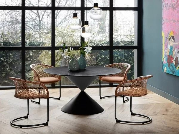 Il tavolo Clessidra di Midj - design Paolo Vernier