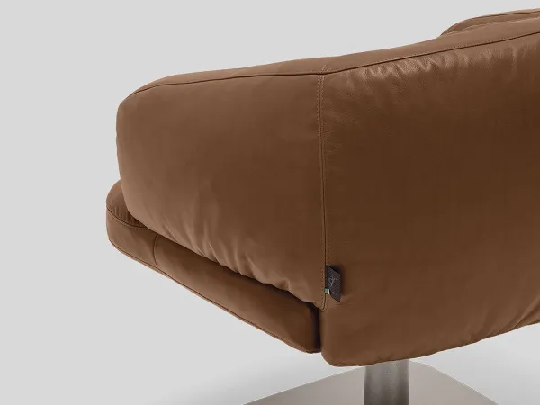 The backrest of the Warren armchair by Arketipo