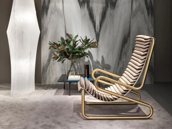 El sillón Armadillo de Busnelli en acabado dorado