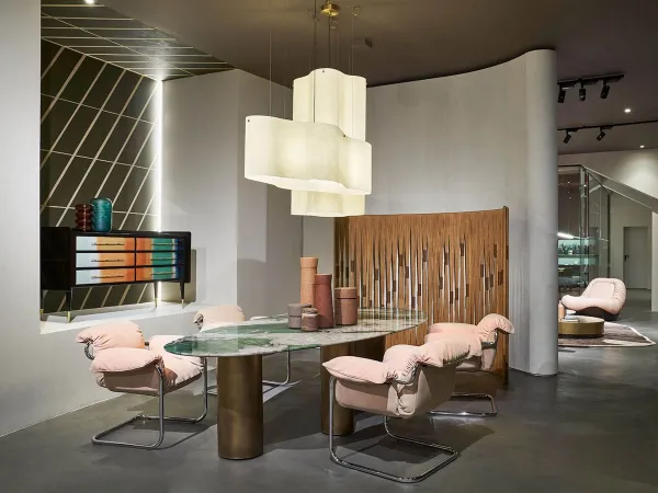 La chaise So Far combinée à la table Lagos de Baxter