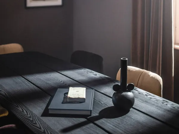 Details of the Nairobi table top by Baxter