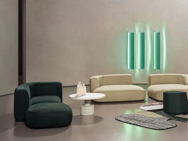 Der Pilar Couchtisch von Baxter in einem Wohnbereich