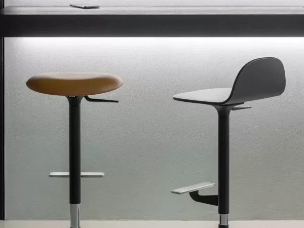 Pilat Hocker von Kristalia in zwei Ausführungen