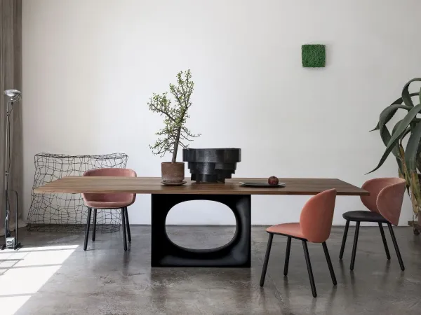 Table Holo de Kristalia dans un espace de vie