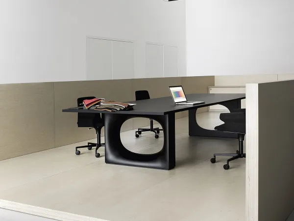 La table Holo de Kristalia dans un espace de travail