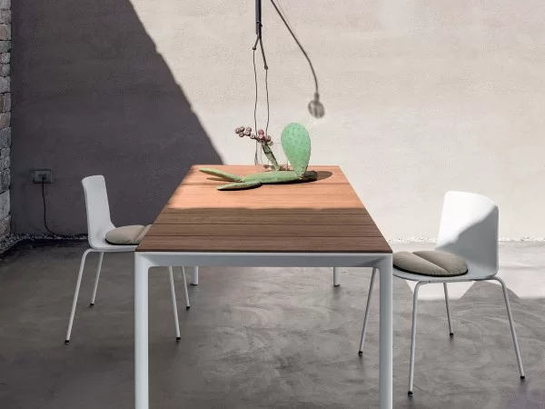 Kristalia Maki Tisch mit Holzplatte