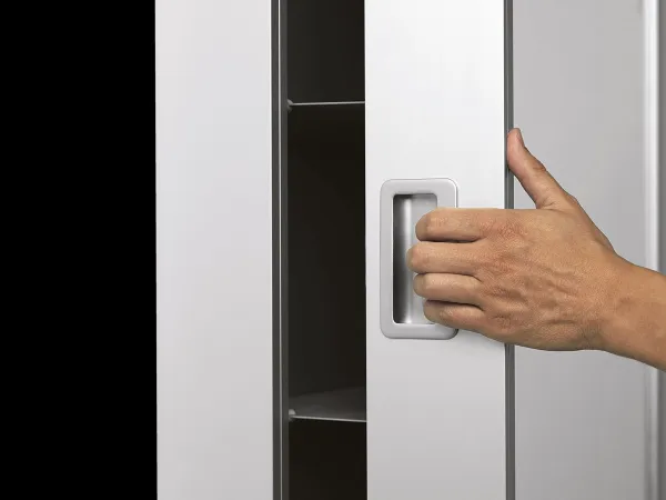 Dettaglio della maniglia del contenitore a parete Box di Kristalia