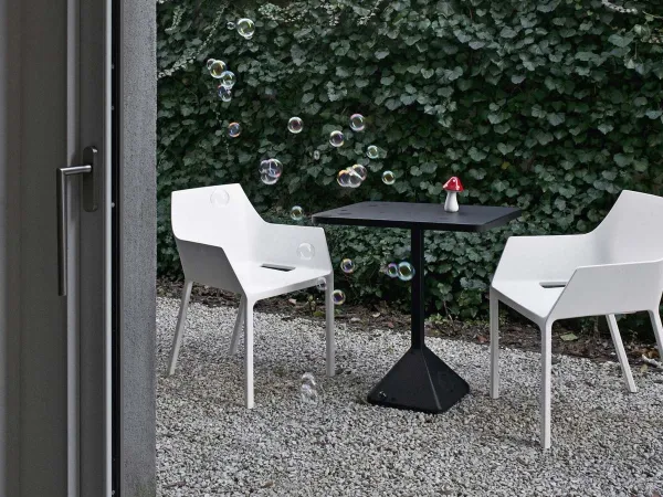La chaise Mem de Kristalia à l'extérieur