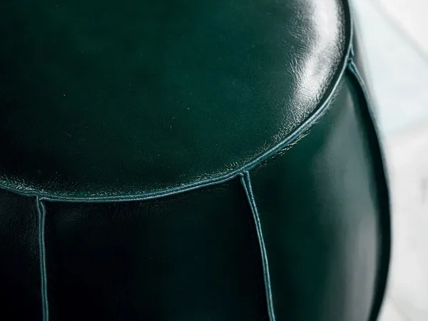 Dettagli della cucitura del pouf Bongo di Baxter