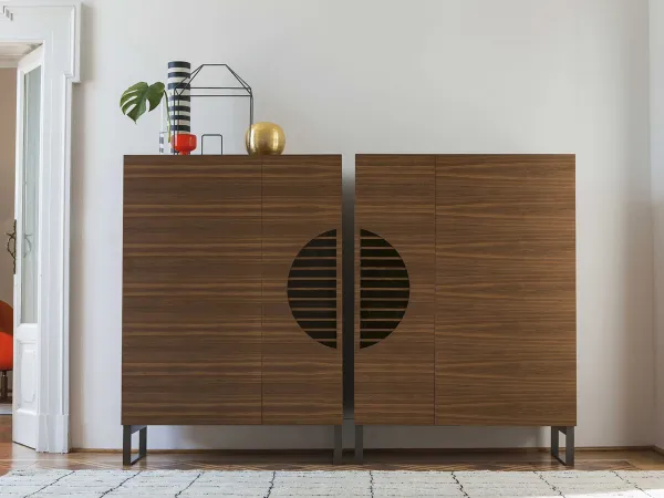 Mueble bar Polifemo de Porada en un salón