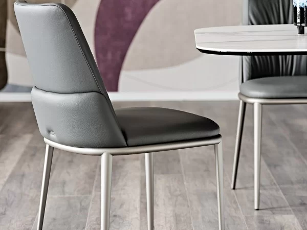 The version of the Belinda ML chair with steel legs