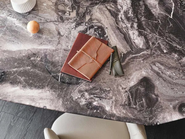 Details der Kristallplatte des Senator Tisches von Cattelan Italia