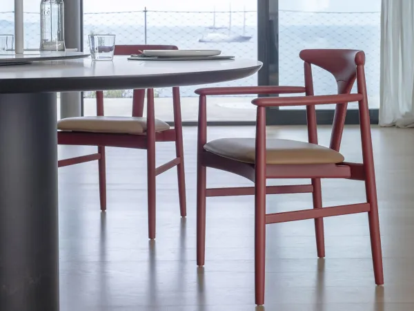 Chaise Tonbo de Kristalia dans un espace de vie