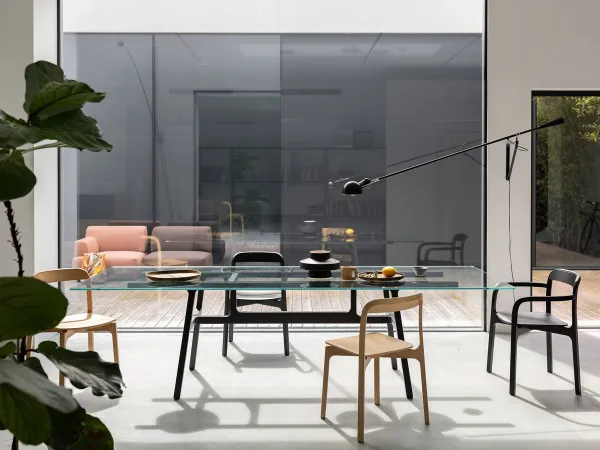 Il tavolo Bottega di Kristalia in una zona living