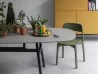 Variante del tavolo Bottega di Kristalia con piano ovale