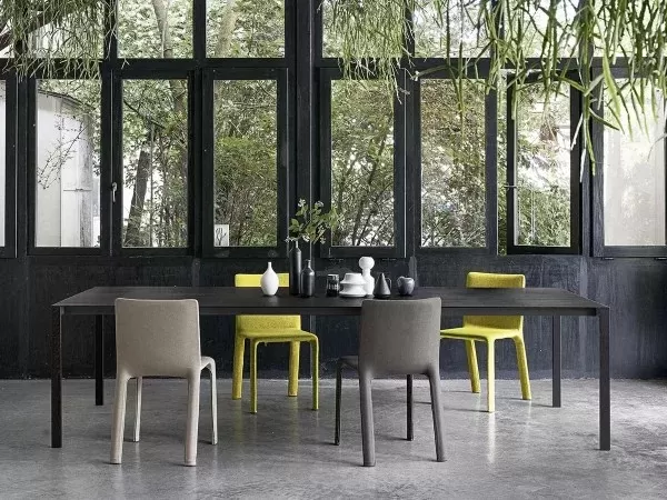 Il tavolo Thin-K di Kristalia in una zona living