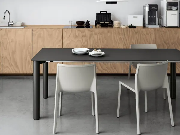 La Table Bodoni de Kristalia dans un salon