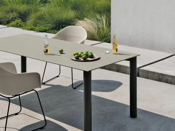 Il tavolo Bodoni di Kristalia in uno spazio outdoor
