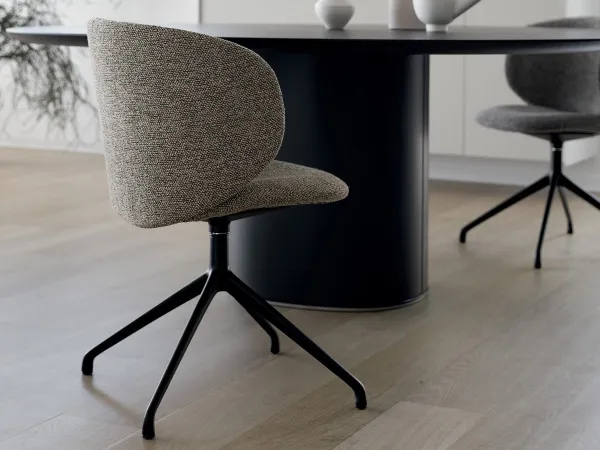 Chaise Dua de Kristalia avec un piètement à quatre branches