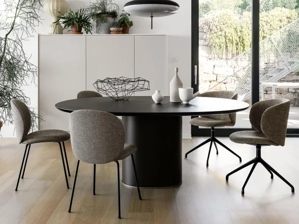 Der Holo Pillar Tisch begleitet von Dua Stühlen von Kristalia