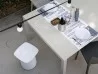 La table Sushi de Kristalia dans un espace extérieur